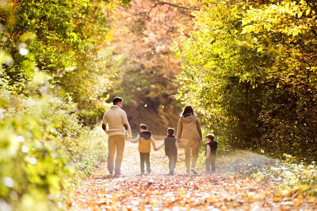 Familie im Herbstwald