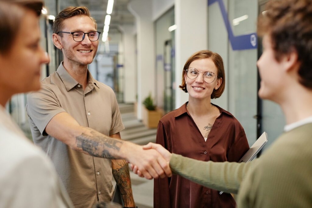 Neuer Mitarbeiter begrüßt team